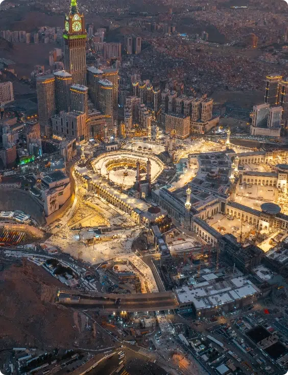 Küçük gruplar için özel olarak tasarlanmış butik Umre turlarını tanıtan Hisar Europe görseli.