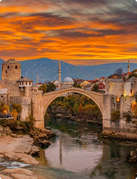 Dünya kültürlerini keşfetmek isteyenler için Hisar Europe’un rehberli kültür turlarını tanıtan tanıtım görseli.