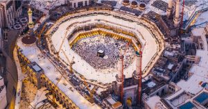 Mekke-i Mükerreme’de Mescid-i Haram’ın havadan görünümü; tavaf halkasında Kâbe-i Muazzama
