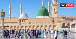 Medine Canlı Yayın: Medine-i Münevvere’de Mescid-i Nebevî’nin Yeşil Kubbesi ve minareleri, avluda yürüyen ziyaretçilerle gündüz görünüm