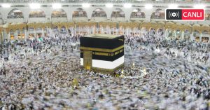 Mekke Canlı Yayın: Mekke-i Mükerreme’de Mescid-i Haram’da Kâbe-i Muazzama etrafında tavaf eden kalabalığın üstten görünümü