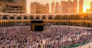 Mekke-i Mükerreme’de Mescid-i Haram’da Kâbe-i Muazzama etrafında gün batımında tavaf eden umreciler | Hisar Europe
