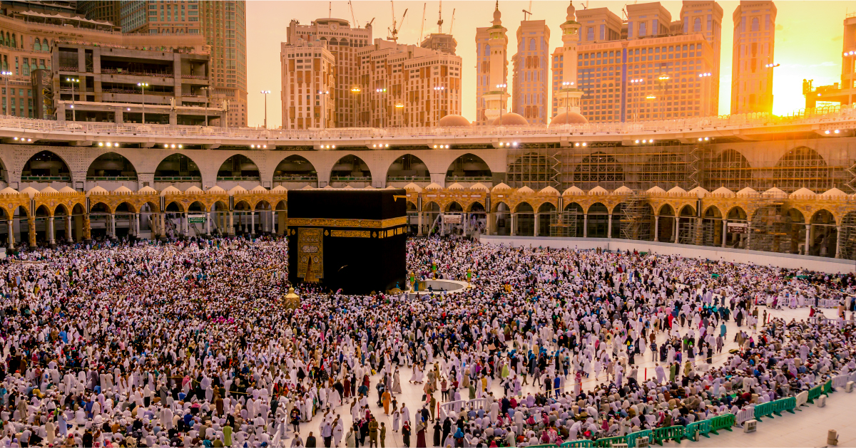 Mekke-i Mükerreme’de Mescid-i Haram’da Kâbe-i Muazzama etrafında gün batımında tavaf eden umreciler | Hisar Europe