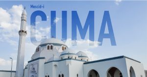 Medine’de Cuma Mescidi; beyaz kubbeler ve tek minare, gökyüzünde “Cuma” yazısı efektiyle