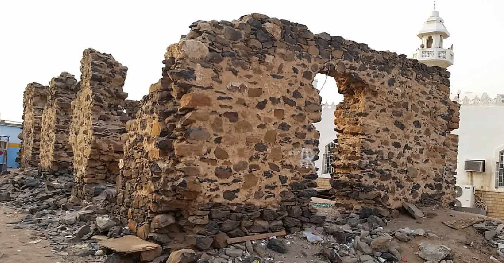 Hudeybiye’de Bî’at-ür-Rıdvan bölgesindeki taş duvar kalıntıları ve yakın mescid minaresi, Şümeysî – Mekke