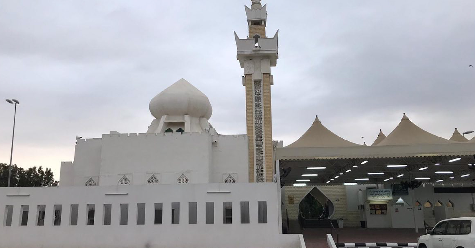 Mescid-i Cîrâne dış cephe ve ihram hazırlık alanı