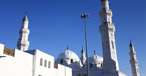 Mescid-i Kuba’nın minareleri ve beyaz kubbeleri, Medine’de açık mavi gökyüzü altında