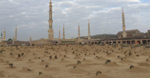 Uhud Şehitliği ve Medine’de Mescid-i Nebevî minareleri