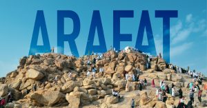 Hac ibadetinin zirvesi olan Arafa günü, hacıların üzerine çıkarak dua ettiği ve vakfe yaptığı kayalık Rahmet Tepesi (Cebel-i Rahme) ve üzerinde büyük "ARAFAT" yazısı.