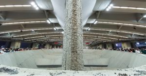 Mina'daki modern Cemerât alanında, hacıların etrafında toplandığı ve "şeytan taşlama" ritüelinin yapıldığı büyük taş sütun (cemre).