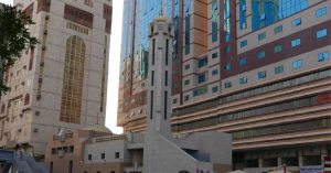 Mekke'de devasa gökdelenlerin ve otellerin arasında yer alan, kendine has mimarisi ve minaresiyle Mescid-i Cin yapısı.