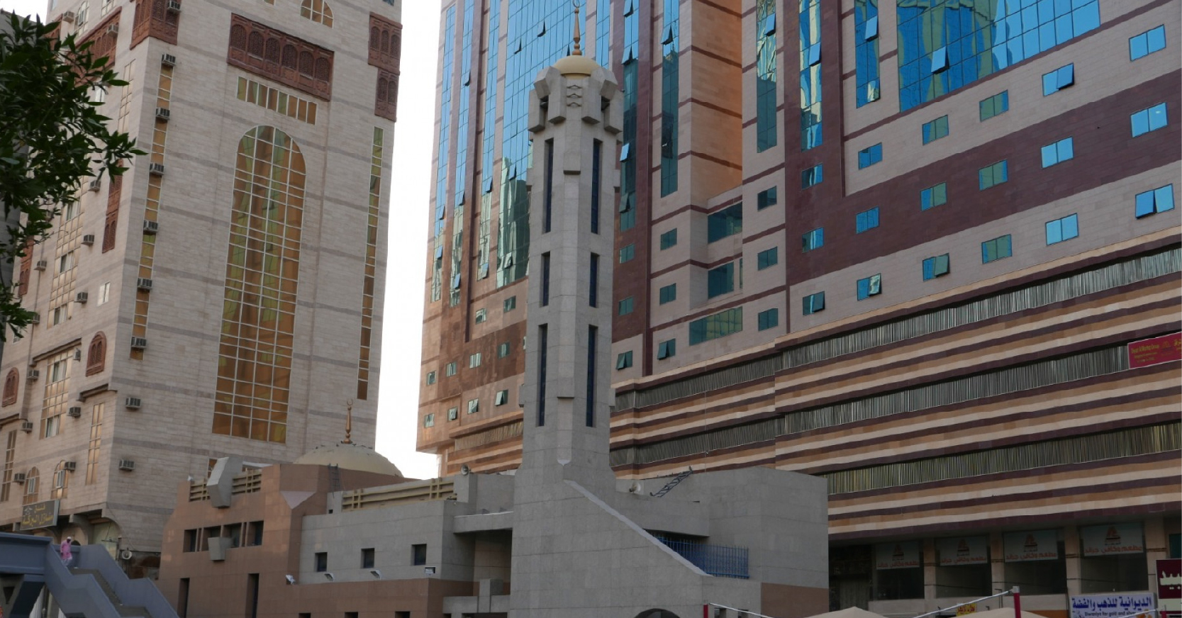 Mekke'de devasa gökdelenlerin ve otellerin arasında yer alan, kendine has mimarisi ve minaresiyle Mescid-i Cin yapısı.