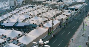 Mina'da Hacılar için kurulmuş düzenli beyaz çadırların oluşturduğu geniş bir kamp alanı ve bir yol. Mescid-i Hayf bu alanın yakınında yer almaktadır.