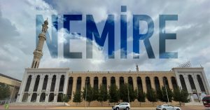 Arafat bölgesinde bulunan, uzun minaresi ve geniş cephesiyle dikkat çeken Mescid-i Nemire ve gökyüzünde büyük harflerle yazılmış cami ismi.