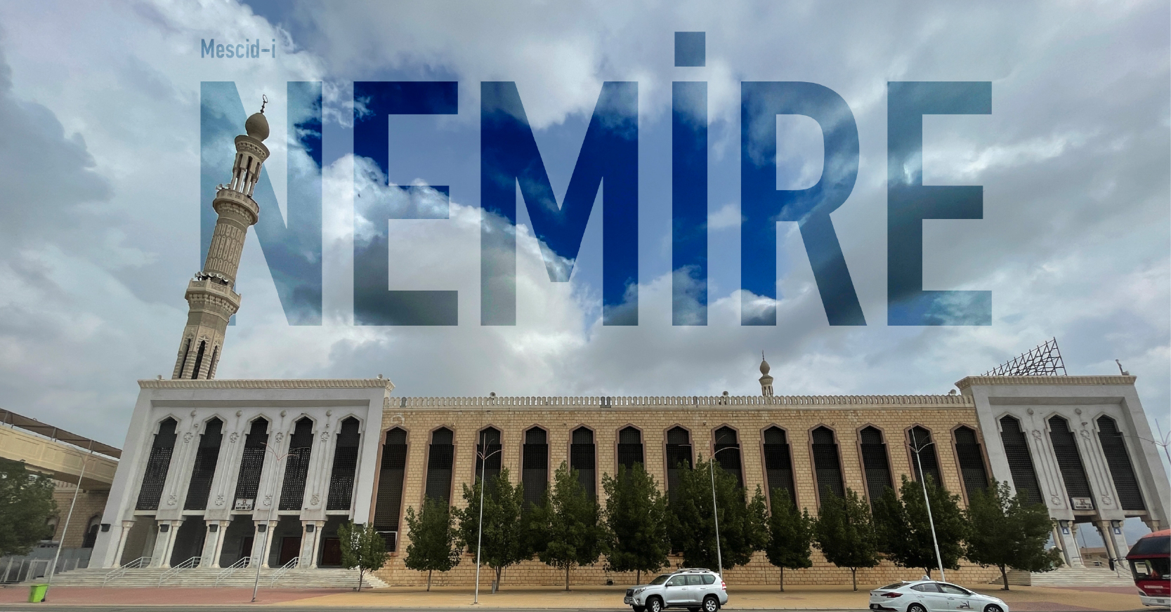 Arafat bölgesinde bulunan, uzun minaresi ve geniş cephesiyle dikkat çeken Mescid-i Nemire ve gökyüzünde büyük harflerle yazılmış cami ismi.