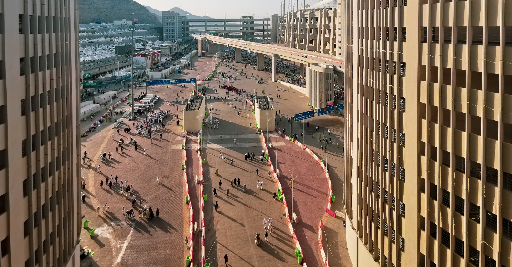 Hac ibadeti sırasında Arafat ile Mina arasında yer alan Müzdelife güzergahında yürüyen hacılar, geniş yollar ve çevredeki yüksek modern yapılar